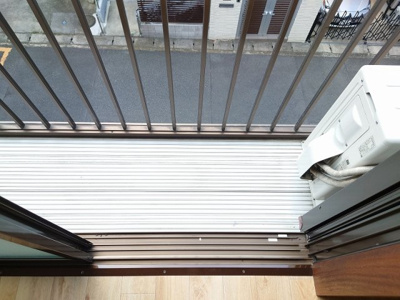 暖かな日差しのふりそそぐバルコニー