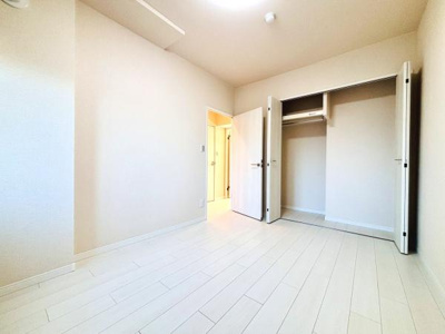 シンプルなデザインで使いやすい洋室です。明るい色合いのフローリングが印象的です。収納スペースも充実していますので整理整頓がしやすいです。扉や壁も清潔感があります。