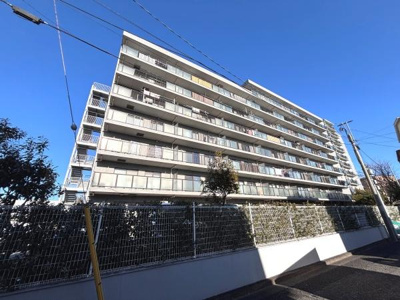 日当たりの良い外観が印象的なマンションです。バルコニーも広く開放感があります。全体的にしっかりとした造りが感じられます。周囲の環境も整っており建物の存在感があります。清潔感ある雰囲気が漂っています。