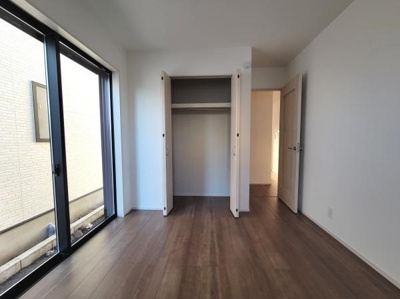 大きな窓からの採光が明るさをもたらす室内に便利なクローゼット収納を備えています。すっきりとした内装で清潔感があります。収納スペースの位置が使いやすく生活動線も確保されています。