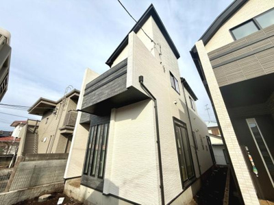 スタイリッシュな外観デザインが印象的です。周辺の建物との程よい距離感が確保されています。明るい外壁が全体をすっきりとした雰囲気にしています。窓も多く採光に配慮されています。