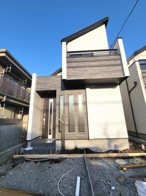 スタイリッシュな外観デザインが印象的です。多角的な形状が個性を演出しています。明るい色合いの外壁とバルコニーのコントラストが特徴的です。縦長の窓がアクセントとなり全体の雰囲気を引き締めています。