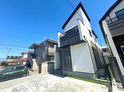 スタイリッシュな外観デザインが特徴の建物です。モダンな色合いと直線的なフォルムが印象的です。バルコニー付きで様々な用途に活用できます。採光を工夫した大きな窓が並び明るい雰囲気が感じられます。