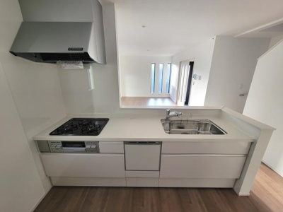 シンプルで洗練されたキッチンです。作業スペースも広く日々の料理がしやすい設計となっています。収納が豊富で整理整頓しやすいのも特徴です。明るい色合いが空間を広く感じさせます。