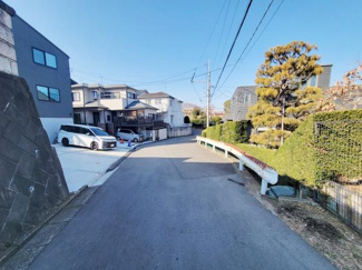 前面道路が広く車の通行や出入りがしやすい環境です。周囲は整った住宅街で落ち着いた雰囲気が感じられます。道路沿いには手入れされた植栽があり清潔感があります。日当たりも良好で開放的な印象を受けます。