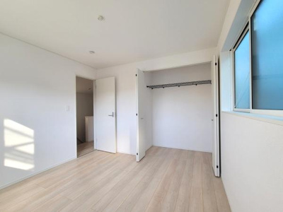 シンプルな内装に調和した収納スペースが設置されています。扉付きですっきりとした印象を保てます。クローゼット内にはハンガーパイプが備わっており衣類の整理に役立ちます。