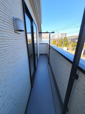 バルコニーからの見晴らしが開放的です。シンプルなデザインで清潔感があります。ガラス手すりと壁が調和したバルコニーです。陽当たりも良好な印象です。バルコニースペースがしっかり確保されています。