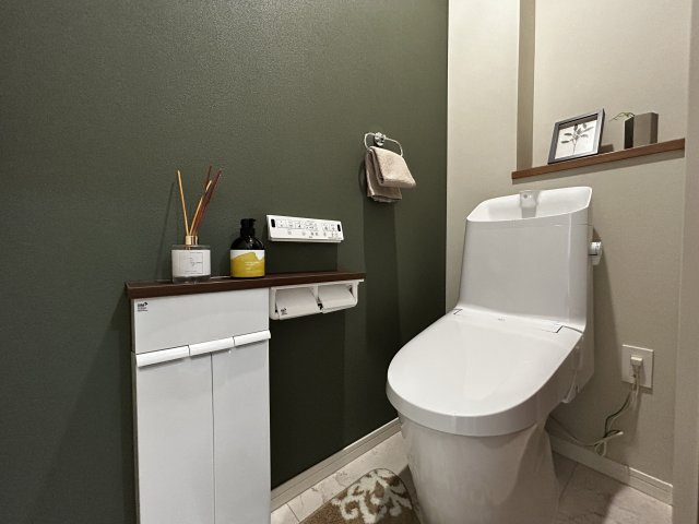 シンプルな清潔感とアクセントクロスによるおしゃれさを兼ね備えています。さらに1階トイレはローシルエット型にすることで空間をよりすっきりとした印象に。日々のお掃除もしやすく快適です。