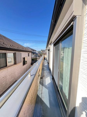 便利なワイドバルコニーです♪どの部屋からも出入りができて物干しも2か所あるため洗濯物も相当量干せます♪