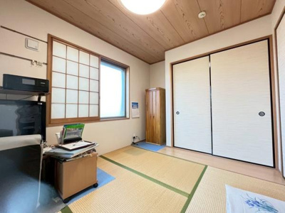 落ち着いた和室です♪畳と家具の間に1枚敷物があるためほとんど傷んでおりません♪