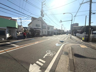 前面道路は幅員が広く駐車や車の出入りがしやすい点が特長です。日当たりを確保しやすい立地となっています。歩道や自転車専用レーンも整備されており移動が快適です。
