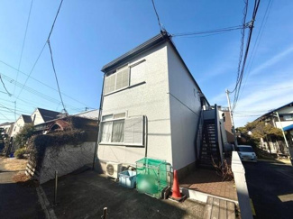 シンプルな外観が特徴的な建物です。日当たりの良い立地で開放感を感じられます。建物周辺も整備されており落ち着いた雰囲気が広がっています。独立した階段も利用しやすいポイントです。