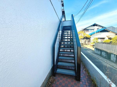 外階段の設置により建物へのアクセスがスムーズです。周囲は落ち着いた雰囲気で通路部分も広く整備されています。防犯性を意識したデザインで安心してご利用いただけます。手すり付きなので上り下りも安心です。