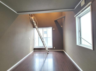 ロフト付きの洋室は天井が高く開放感のある空間が広がります。大きな窓から自然光が差し込み明るい印象です。シンプルな内装で様々なインテリアにも合わせやすいデザインです。