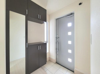 収納力の高いシューズボックスが備えられており玄関周りがすっきりと片付きます。ドアのデザインもスタイリッシュな印象を与え、明るい光が差し込み明るく清潔感のある空間です。