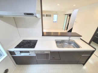 シンプルで使いやすいキッチンです。カウンター付きで開放感があります。収納スペースも充実しています。ガスコンロとシンクがゆったり配置されています。清潔感のある仕様です。