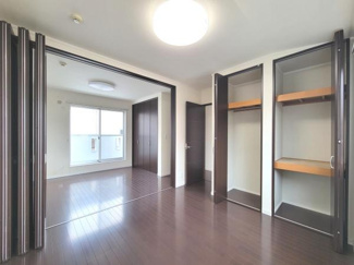 2部屋を一体で使える開放的な間取りが魅力です。室内は落ち着いたカラーでまとめられておりシンプルなデザインです。大きなクローゼットが備わっており収納スペースが充実しています。