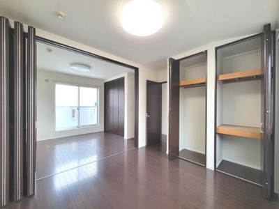 2部屋を一体で使える開放的な間取りが魅力です。室内は落ち着いたカラーでまとめられておりシンプルなデザインです。大きなクローゼットが備わっており収納スペースが充実しています。