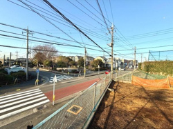 日当たりが期待できる開放感のある土地です。周囲には住宅が立ち並び落ち着いた雰囲気が感じられます。敷地は広々としており自由なプランニングが可能です。整地されておりすぐにご検討いただけます。