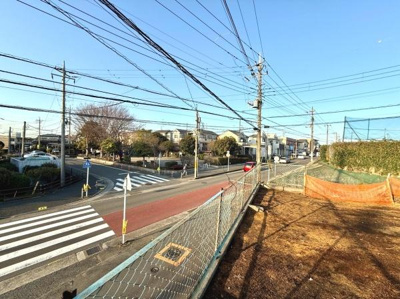 日当たりが期待できる開放感のある土地です。周囲には住宅が立ち並び落ち着いた雰囲気が感じられます。敷地は広々としており自由なプランニングが可能です。整地されておりすぐにご検討いただけます。