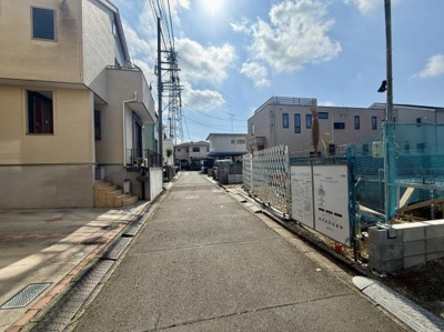 前面道路が整備されており車両の通行も安心です。周辺には新しい建物が建ち並び整然とした雰囲気が感じられます。日当たりも良好で周囲の空が広く開けた印象です。電柱や配線もすっきりと配置されています。