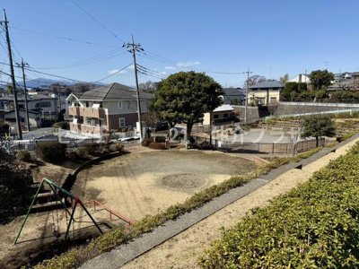 日差しが心地よい静かな住宅地の一角です。広い道路と青い空が広がりゆったりとした雰囲気を感じられます。緑が豊かで散歩にも最適な環境が整っています。