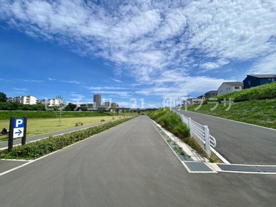 広々とした空間で開放感を味わえます。舗装された道が整備されており歩きやすさも良好です。現地視察にぴったりの場所ですね。晴れた日には空の広さを実感できます。