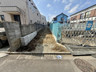 現地土地写真から整った形状の土地で幅広い用途に対応可能です。周囲は落ち着いた住宅地で隣接地との距離も確保されています。陽当たりが良好で開放感があります。道路からのアクセスも良好です。