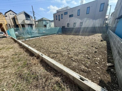 日当たりの良い現地土地写真です。周辺は閑静な住宅街で落ち着いた環境が広がります。四角形の形状で有効活用しやすい区画です。道路からのアクセスもしやすく整地された状態です。