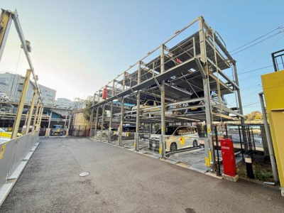 機械式駐車場が設置されており複数台の車両を効率的に収容できます。敷地内は十分なスペースが確保されていて車の出し入れもスムーズです。舗装された通路があり管理も行き届いています。