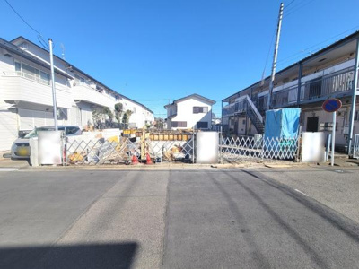 現地の前面道路は広々としていて車の出入りもしやすそうです。周辺は建物が整然と並び落ち着いた印象があります。日当たりも良好で明るい雰囲気が感じられます。建築中の現地の様子も確認できます。