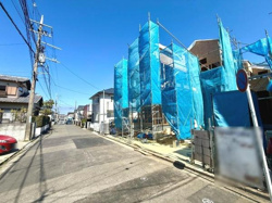 前面道路は車通りが少なく落ち着いた環境です。建築中の物件も確認できます。周囲には戸建てが建ち並んでいます。道路幅が広く車の出し入れも安心です。青空のもと開放感があります。