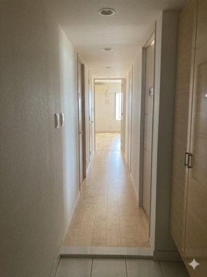 明るい外観が印象的なマンションです。開放感のある道路沿いに位置しています。建物の周囲は歩道や植栽が整っています。青空が映える眺望も魅力です。暮らしやすさを感じる住環境です。