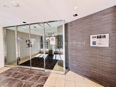 スタイリッシュな外観が特徴のマンションです。バルコニーが広くゆとりのある住空間を実感できます。日当たりも良好な設計が魅力です。緑豊かな植栽が建物を囲み落ち着いた雰囲気を演出しています。