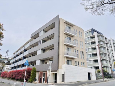 落ち着いた色合いで統一された外観はシンプルながらも洗練された印象です。バルコニー付きで開放感が感じられます。重厚感のある建物は安心感を与えます。周囲には緑もあり街並みに調和しています。