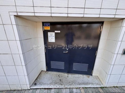 堅牢な印象の扉で安心感があります。周囲はタイル張りで清潔な雰囲気です。建物の一角にしっかりと設けられた出入り口となっています。ドアには換気口が設置されており空気の流れにも配慮されています。