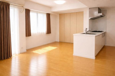 エントランスはタイル張りで清潔感があります。ガラス扉が明るい印象を与えます。屋根のあるアプローチは雨の日にも便利です。植栽スペースもあり外観にアクセントを加えています。