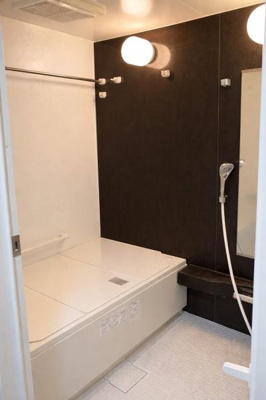 堅牢な印象の扉で安心感があります。周囲はタイル張りで清潔な雰囲気です。建物の一角にしっかりと設けられた出入り口となっています。ドアには換気口が設置されており空気の流れにも配慮されています。