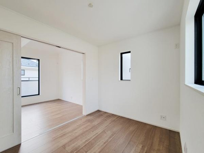 シンプルなデザインでどんなインテリアとも調和しやすい洋室です。大きな窓からは明るい日差しが入り室内を快適に保ちます。落ち着いた色合いのフローリングが落ち着いた印象を与えます。