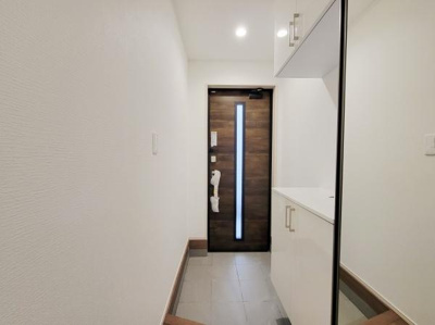 扉付きの収納スペースが設けられており衣類や小物をすっきりと収めることができます。シンプルな内装で使いやすい仕様です。クローゼット内には棚も設置されているため整理整頓がしやすくなっています。