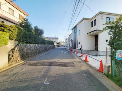 明るい照明とシンプルなデザインが特徴の玄関です。収納スペースがしっかり備わっているため整理整頓しやすくなっています。落ち着きのある色合いのドアが空間を引き締めています。清潔感のある仕上がりです。