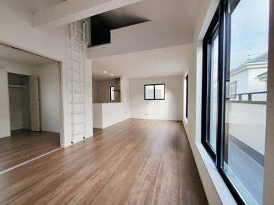 リビングは大きな窓から自然光がたっぷり差し込み明るい空間です。ナチュラルなフローリングが温かみを感じさせます。隣接した部屋とのつながりがあり開放感があります。白を基調とした内装で清潔感があります。