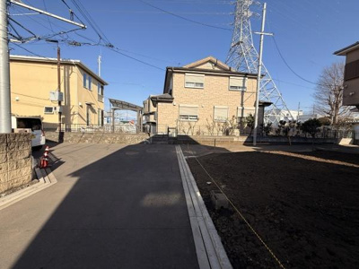 前面道路が広々と確保されており車両の通行や駐車もスムーズに行えます。