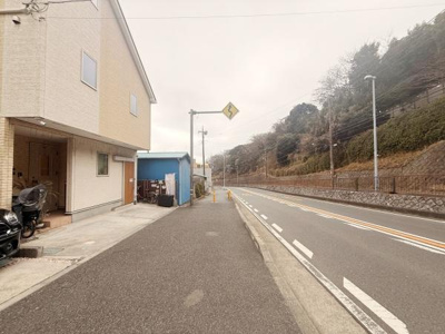 現地写真から前面道路が広々としていることが分かります。周囲には自然も多く落ち着いた雰囲気があります。