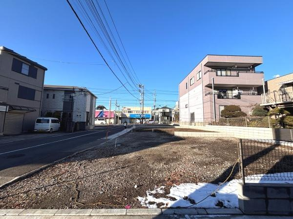 日当たりの良い現地土地写真です。前面道路に面しており交通の利便性を感じられる場所です。周辺には住宅もあり落ち着いた街並みが広がっています。