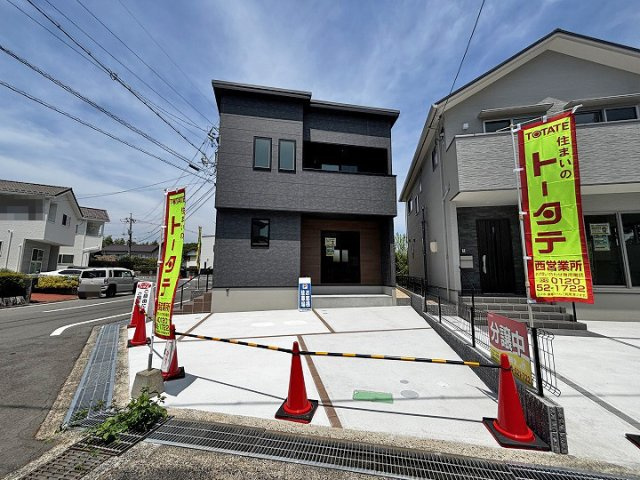 角地に位置する開放感のある新築戸建です。駐車スペースを確保し、落ち着いた外観デザインが街並みに調和した住まいです。