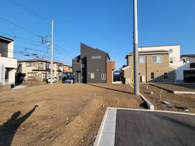 現地は開放感のある角地で周囲には新しい住宅が並び街並みに調和しています。前面道路は幅員があり車の出入りもスムーズです。陽当たりを妨げる高い建物が少なく住宅の設計プランも立てやすい環境です。