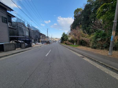 前面道路は幅員が広く車両の出入りもスムーズに行えます。両側に歩道が確保されており歩行者にも配慮された環境です。周囲に木々が多く落ち着いた雰囲気が感じられます。生活利便施設も徒歩圏内にございます。