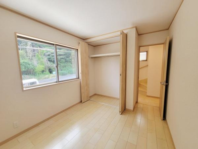 窓からの自然光がたっぷり入る明るいお部屋です。壁一面の収納スペースがあり荷物をすっきりとまとめられます。シンプルな内装でお好みのレイアウトが可能です。