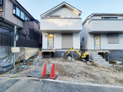 シンプルな外観が印象的な建物です。建築中の現地写真で周辺の雰囲気を確認いただけます。前面道路も幅があり車両の出入りもスムーズです。全体のレイアウトを現地で実感できます。